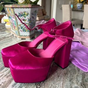 Jeffery Campbell Over and out pump in fuchsia satin